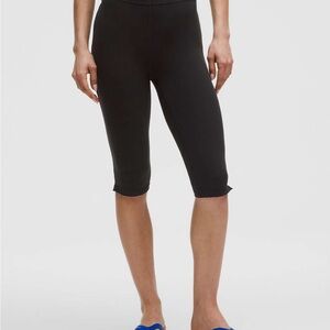 Lululemon Athletica black groove capris in Nulu material
